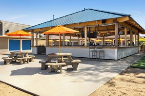 Dining - AmericInn by Wyndham La Crosse Riverfront-Conference Center (La Crosse)