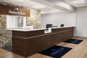 Lobby - AmericInn by Wyndham La Crosse Riverfront-Conference Center (La Crosse)