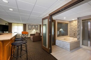 Escritorio y espacio para trabajar con laptop 