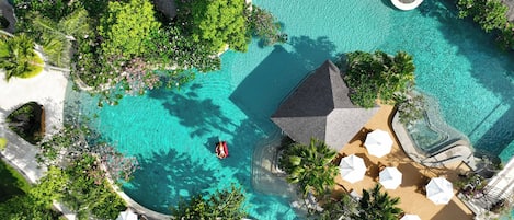 4 piscines extérieures, cabanons gratuits, parasols de plage