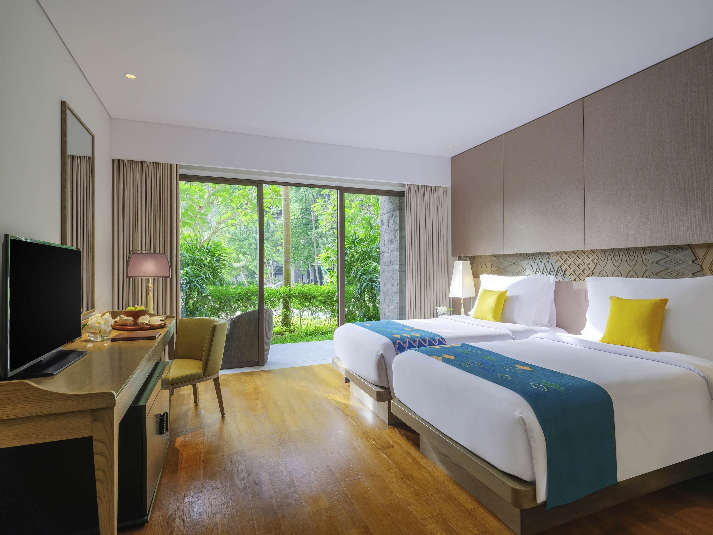 经典双床房 | 羽绒被、加厚床垫、客房内保险箱、办公桌