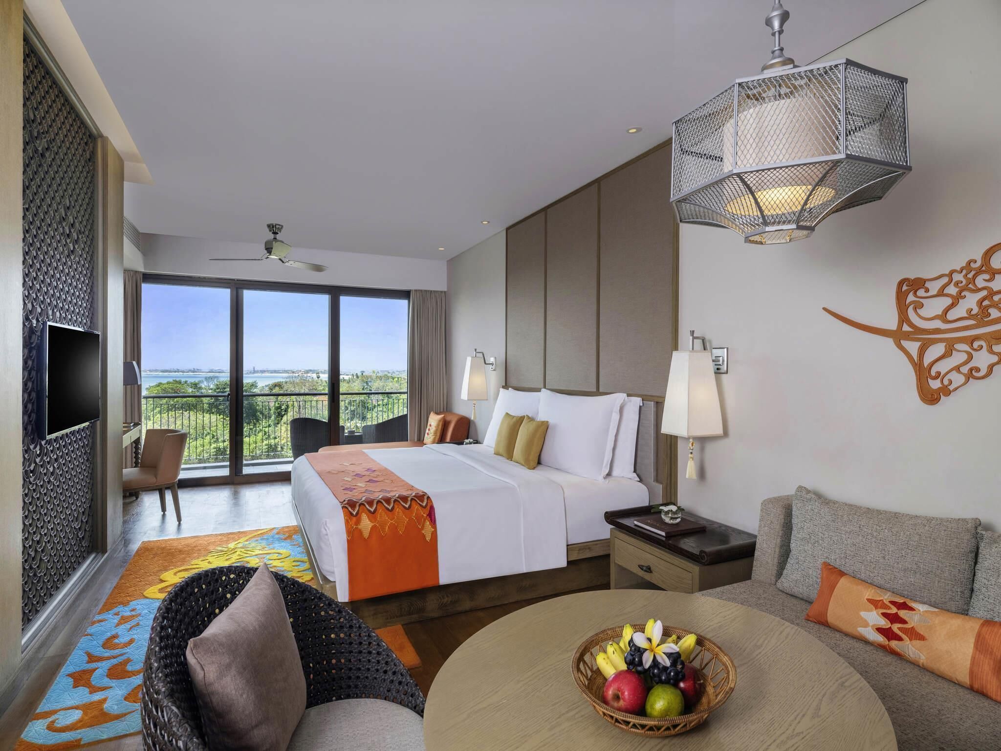 Junior suite, 1 kingsize bed | Donsdekens, pillowtop-bedden, een kluis op de kamer, een bureau