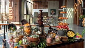 Een buffet met diverse gerechten en een chocoladefonteine.