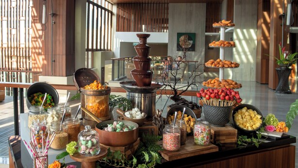 Een buffet met diverse gerechten en een chocoladefonteine.