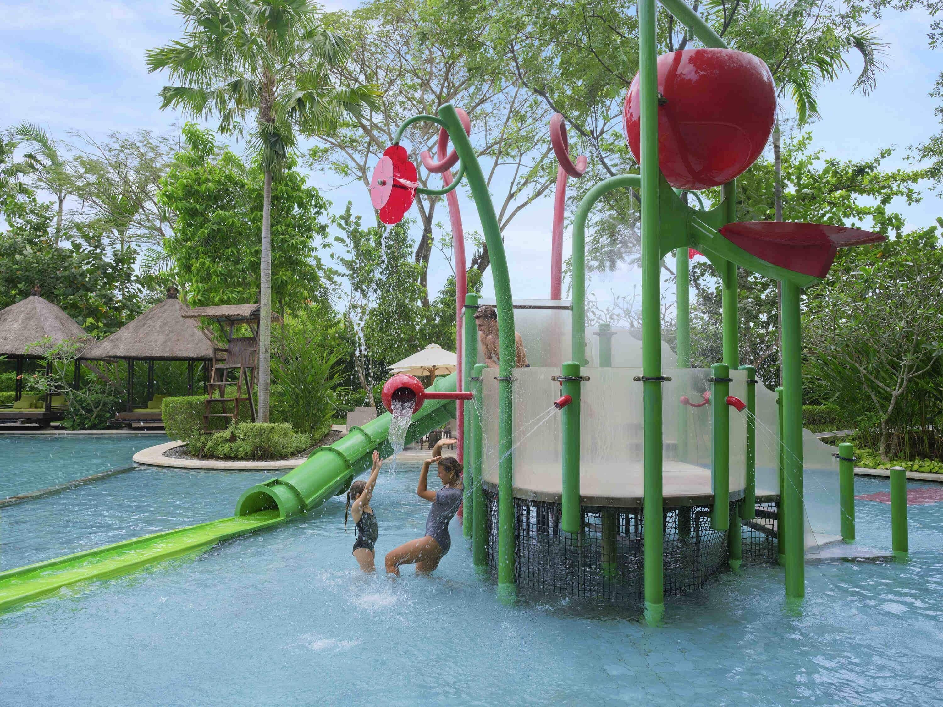 4 kolam renang outdoor, dengan cabana gratis dan payung kolam renang