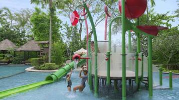 4 kolam renang outdoor, dengan cabana gratis dan payung kolam renang