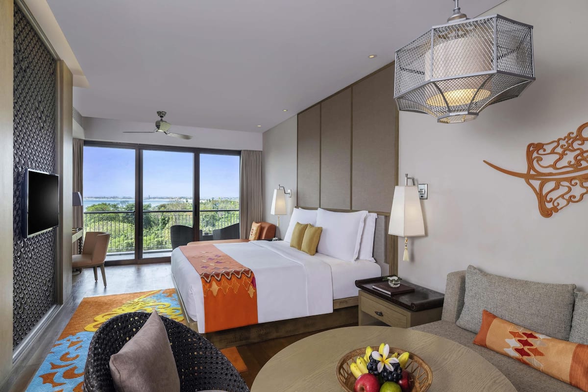 Suite Junior, 1 trĂšs grand lit | Couette en duvet, lit avec matelas Ă plateau-coussin, coffre-fort