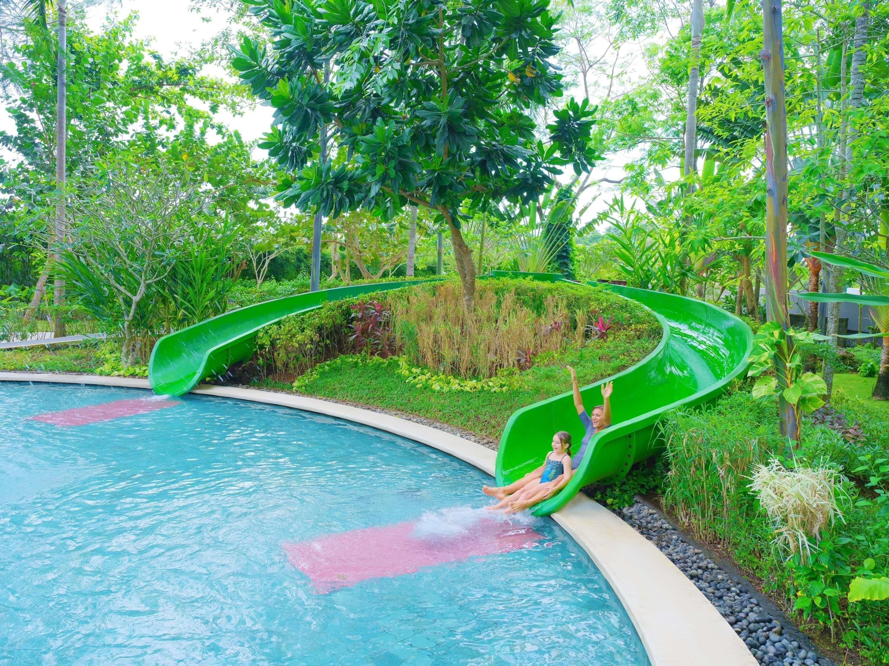 4 piscinas al aire libre, camas de piscina gratis, sombrillas