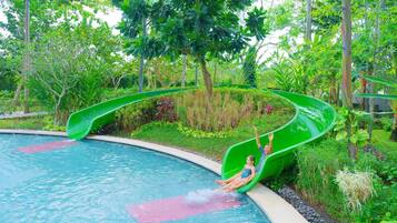 4 utomhuspooler, öppet 09.00 till 18.00, gratis cabanor och parasoller