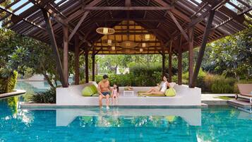 4 piscinas al aire libre, cabañas de piscina gratuitas, sombrillas