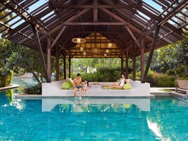 4 piscinas al aire libre, camas de piscina gratis, sombrillas