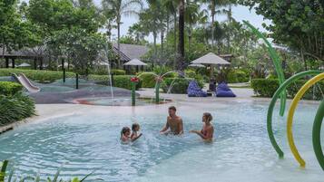 4 kolam renang outdoor, dengan cabana gratis dan payung kolam renang