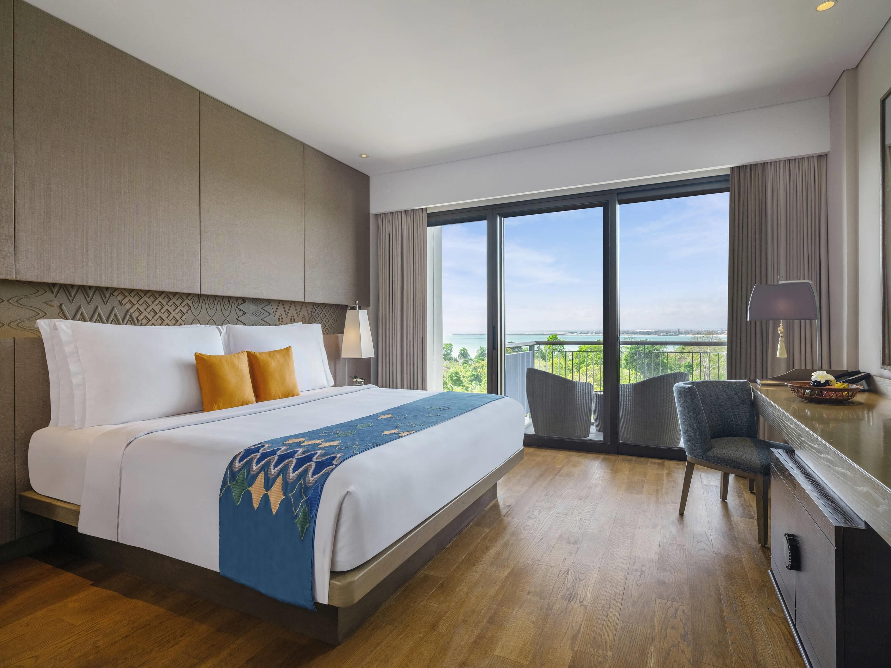 Klassieke kamer, 1 kingsize bed, uitzicht op zwembad | Donsdekens, pillowtop-bedden, een kluis op de kamer, een bureau