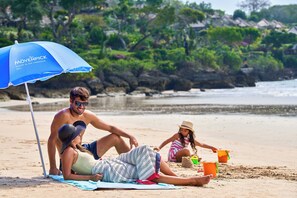 Una spiaggia nelle vicinanze, sabbia bianca