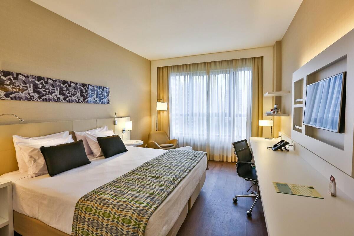 Minibar, coffres-forts dans les chambres, bureau, Wi-Fi gratuit