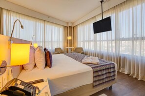 Minibar, coffres-forts dans les chambres, bureau, Wi-Fi gratuit