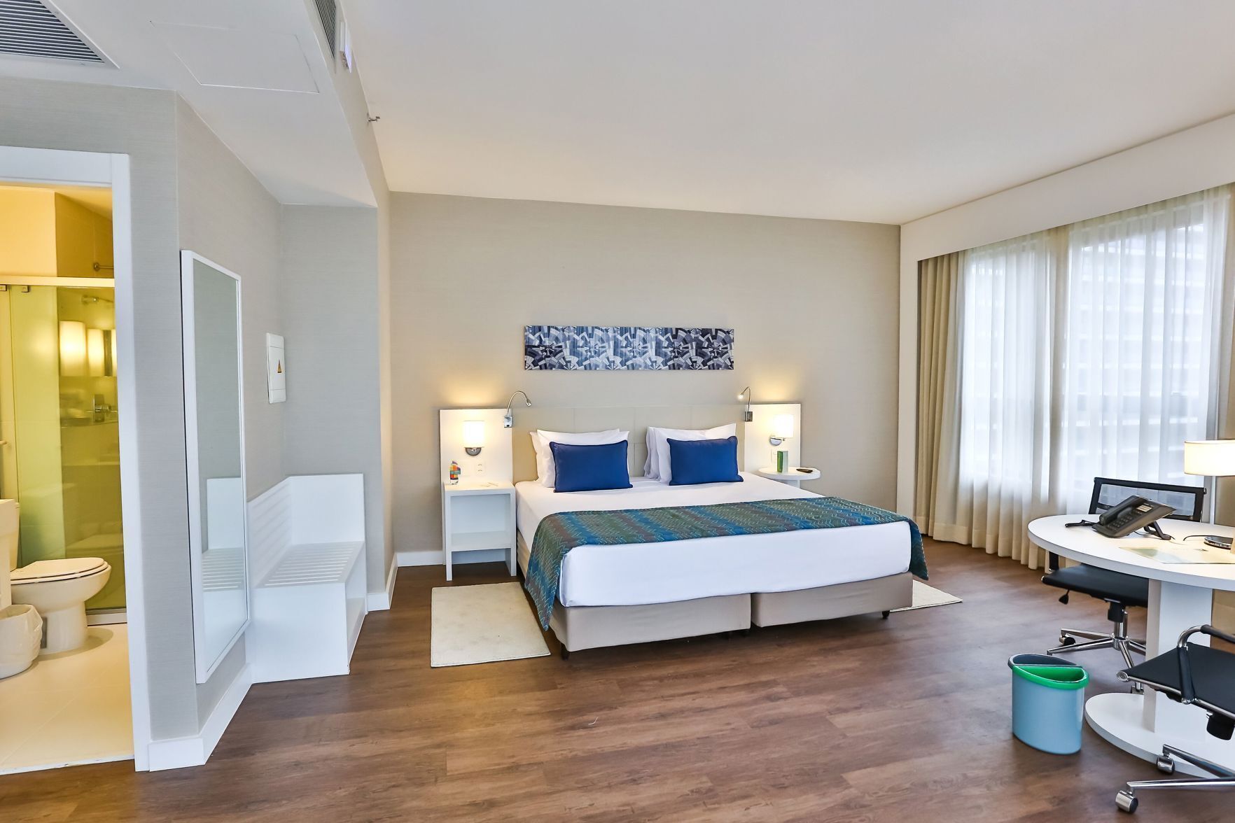 Minibar, Zimmersafe, Schreibtisch, kostenloses WLAN