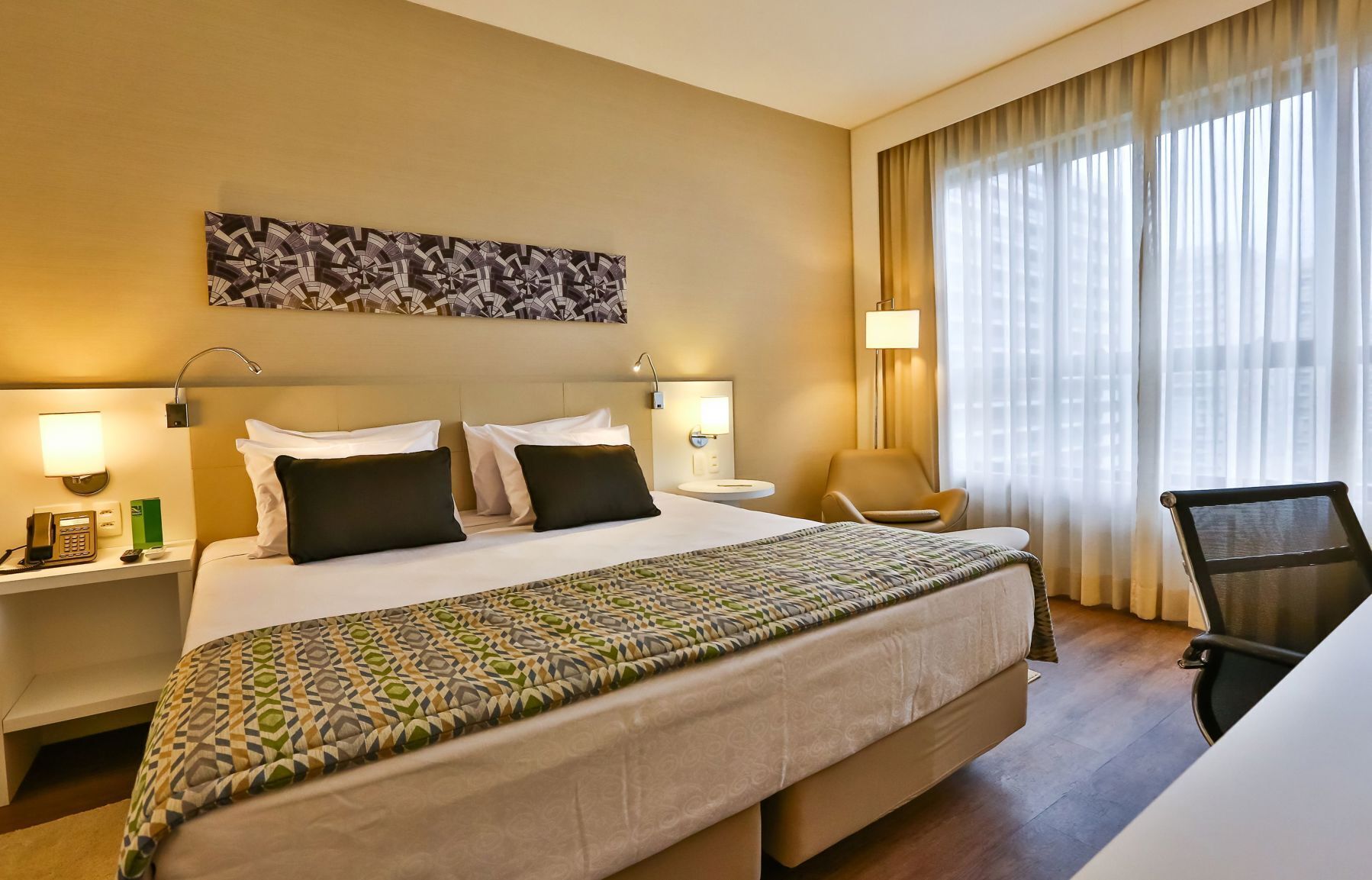 Minibar, Zimmersafe, Schreibtisch, kostenloses WLAN