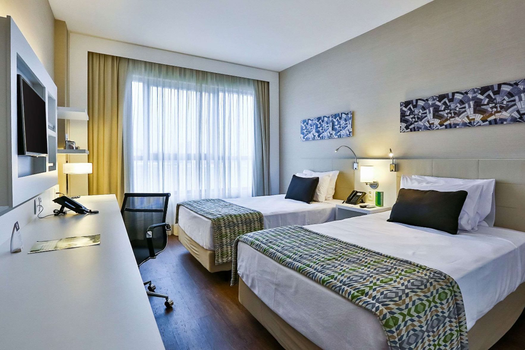 Minibar, Zimmersafe, Schreibtisch, kostenloses WLAN