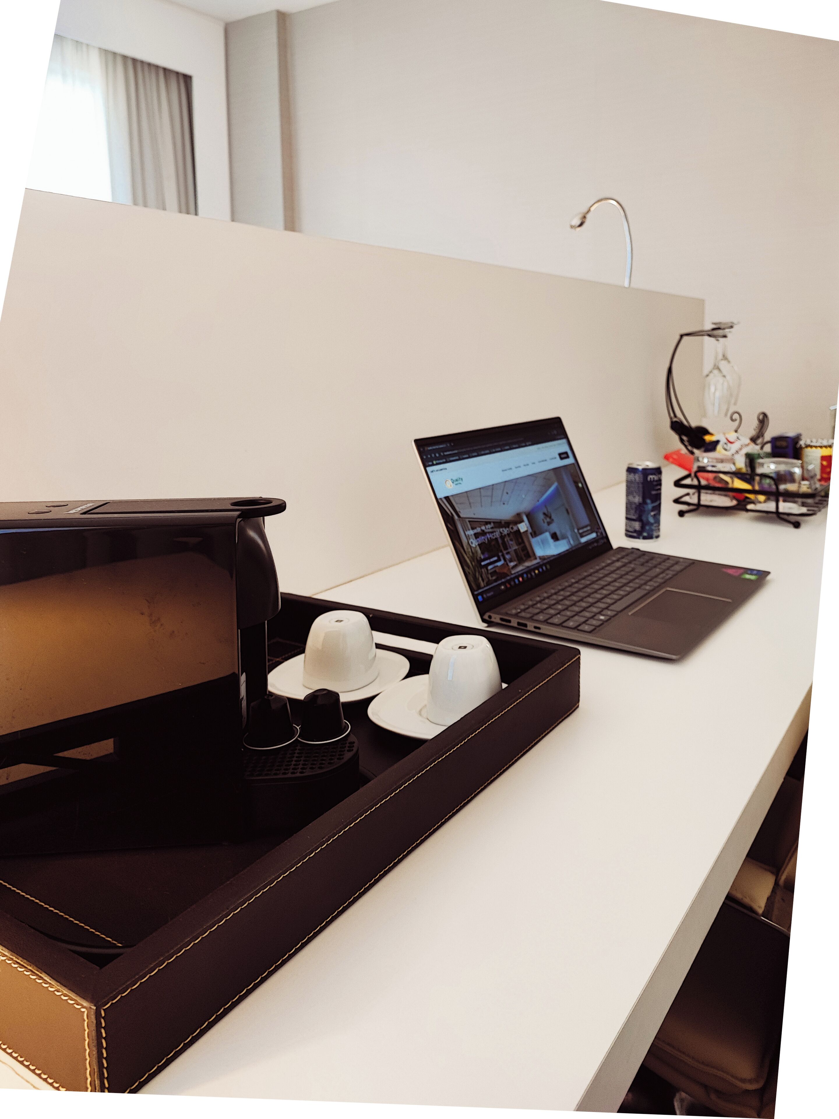 business room | minibar, in-room safe, desk, free wifi