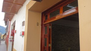 A hotel entrance with a sign reading "HOTEL ARBOLEDA". - Hotel Arboledas (Talpa de Allende)