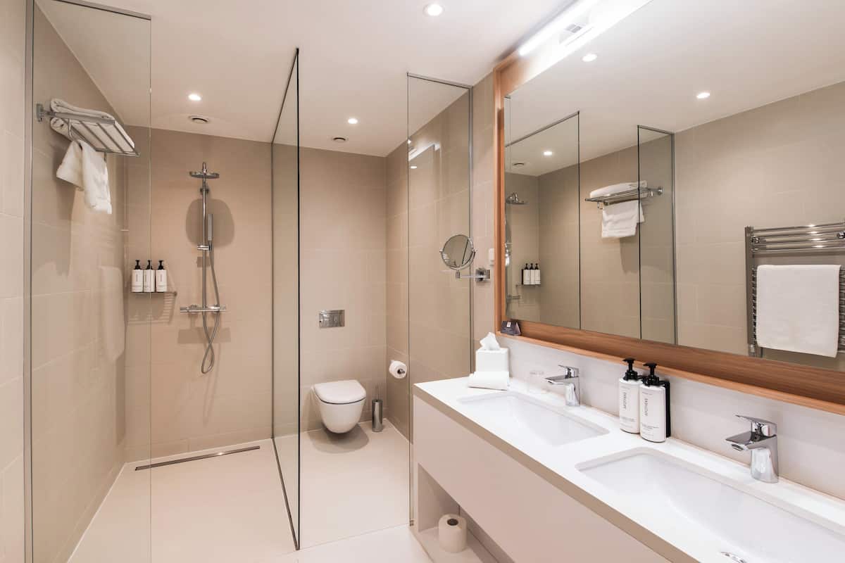 suite (diplomatic) | bathroom | designer toiletries, hair dryer, bathrobes, slippers