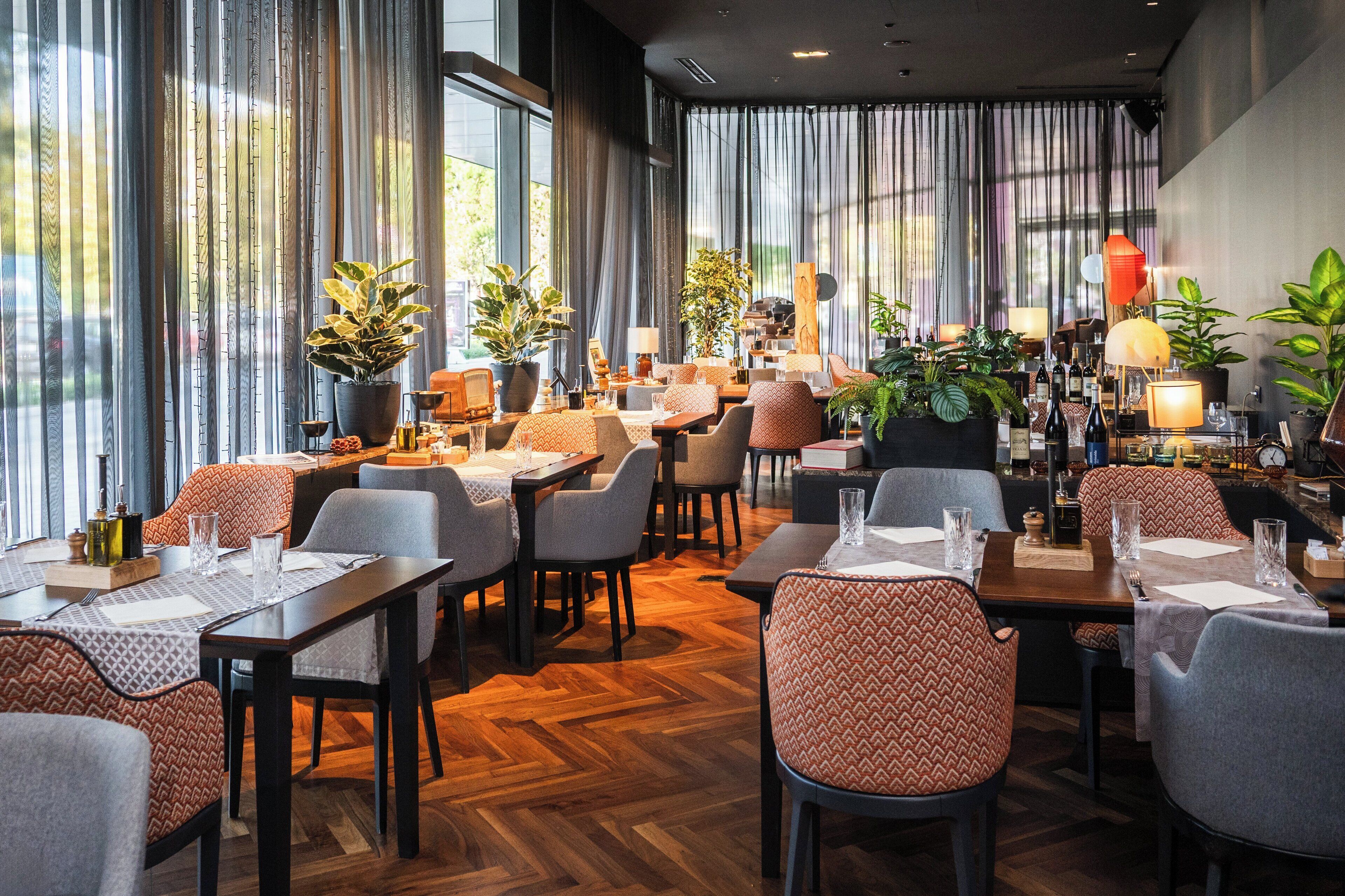 2 restaurants, breakfast, lunch, dinner served; international cuisine 