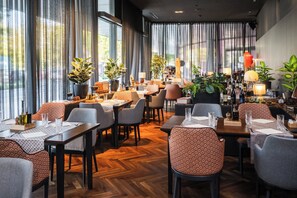 2 间餐厅，供应早餐、午餐和晚餐，国际美食