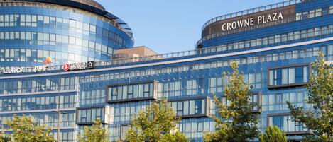 Ein modernes Gebäude mit dem Schild 'CROWNE PLAZA' auf der Spitze.