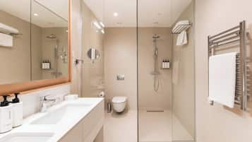 Amenidades de baño de diseñador, secadora de cabello, batas, pantuflas