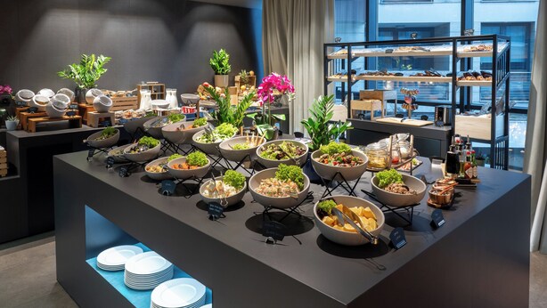 Een buffetopstelling met diverse gerechten en een presentatie van gebak.