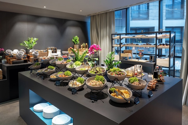 2 restaurants; breakfast, lunch, and dinner served