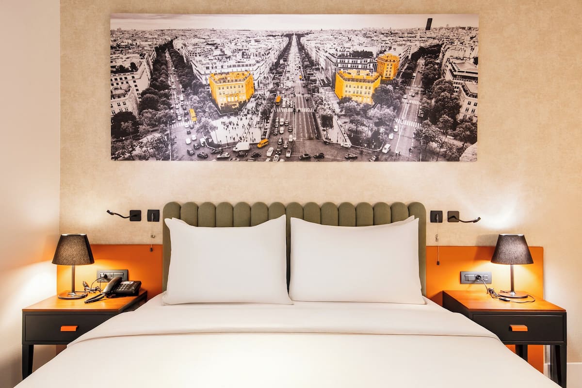 standard room, 1 king bed, accessible | hypo-allergenic bedding, minibar, in-room safe, desk