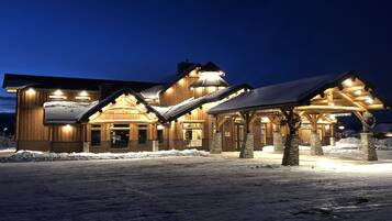 住宿正面 (夜晚)