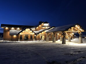 Fassade der Unterkunft – Abend/Nacht