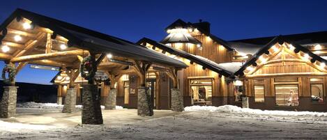 Vista frontal de la propiedad por la tarde o noche