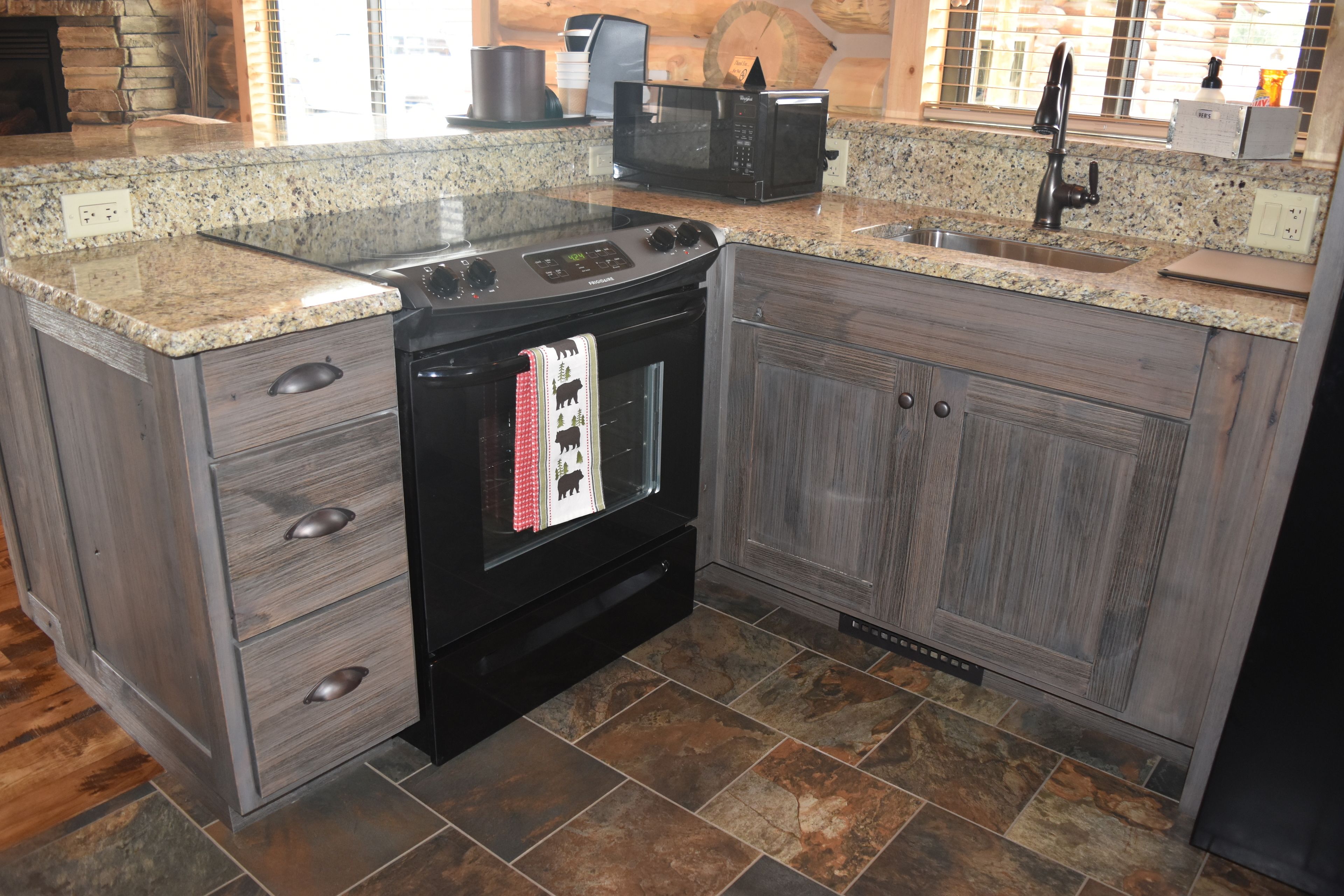 family adventure cabin | private kitchen | fridge, microwave, coffee/tea maker, electric kettle