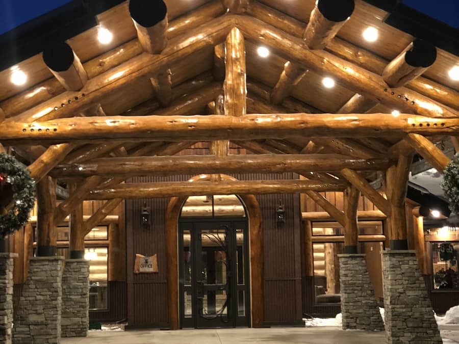 Voorkant accommodatie - avond/nacht