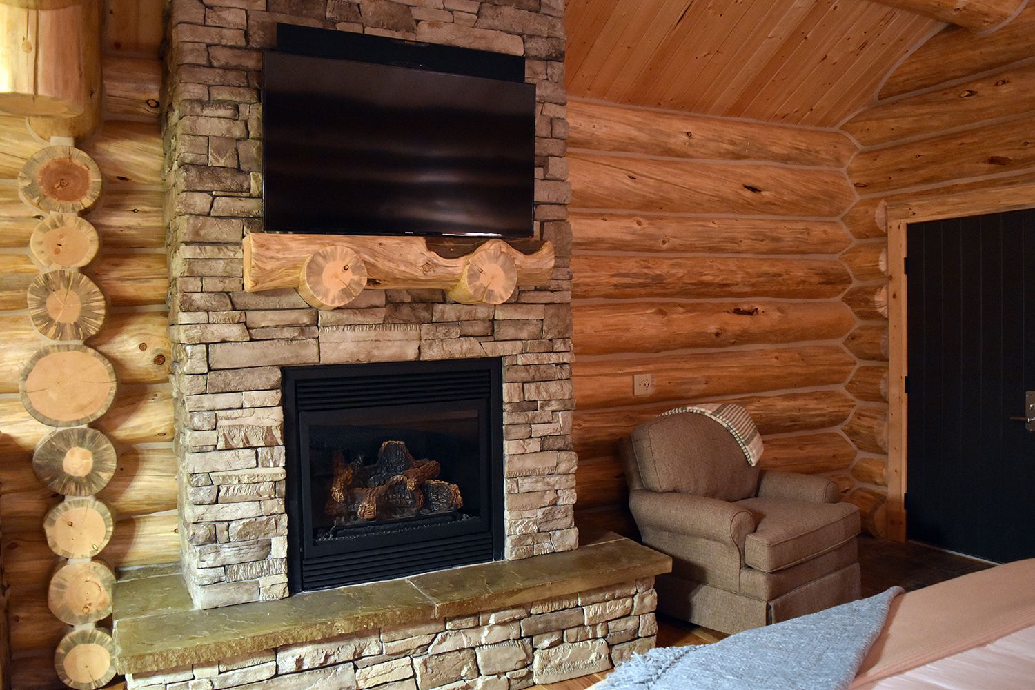 flat-screen tv, fireplace