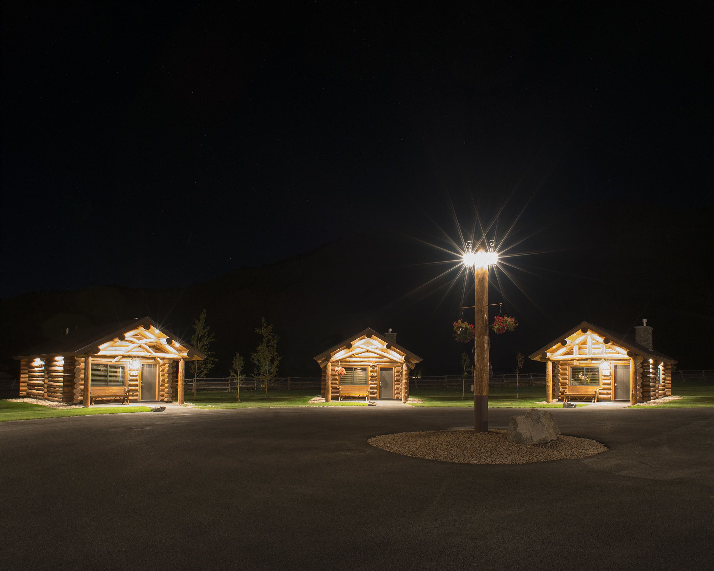 숙박 시설 정면 - 저녁/밤