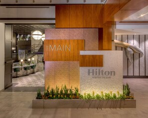 3 restaurants, breakfast, lunch, dinner served; American cuisine  - Hilton Norfolk The Main (Norfolk)