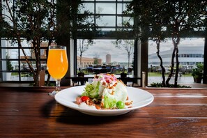 3 restaurants servant le petit déjeuner, le déjeuner et le dîner