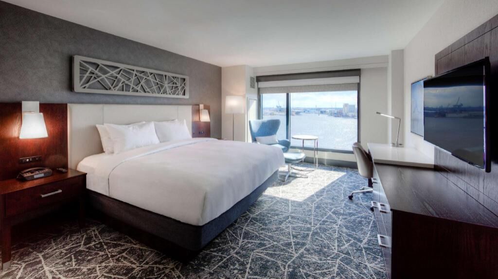 羽絨被、客房內保險箱、書桌、遮光布/窗簾