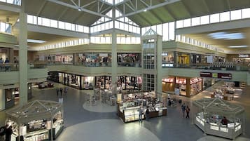 Ein mehrgeschossiges Einkaufszentrum mit verschiedenen Geschäften und Kiosken.