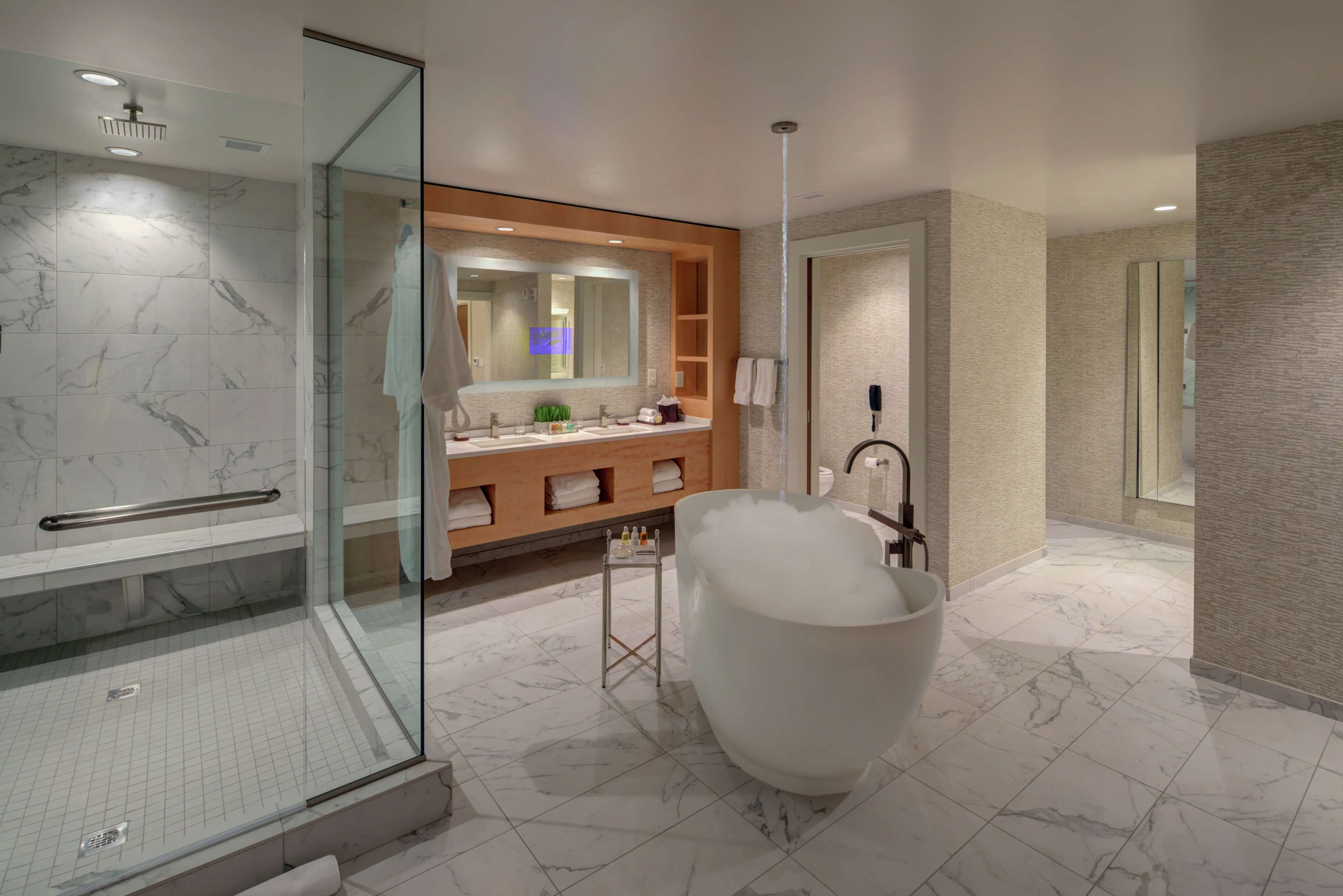 presidential suite, 1 bedroom, non smoking | bathroom | free toiletries, hair dryer, towels, soap