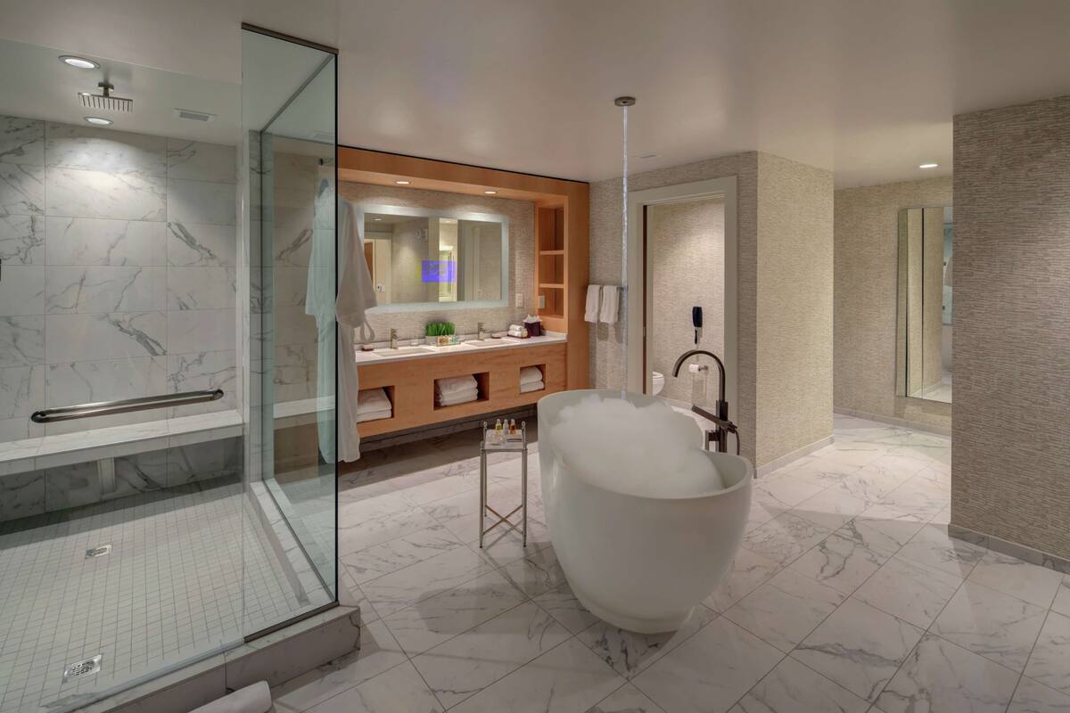 presidential suite, 1 bedroom, non smoking | bathroom | free toiletries, hair dryer, towels, soap