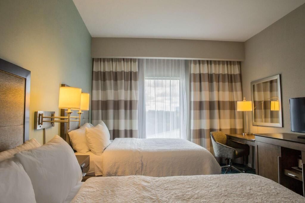 Työpöytä, kannettavalle tietokoneelle sopiva työtila, pimennysverhot