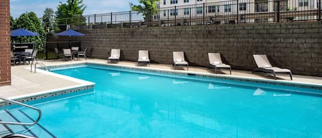 Kauden mukainen ulkouima-allas