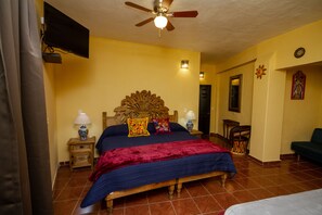 Family Room | Desk, iron/ironing board, free WiFi