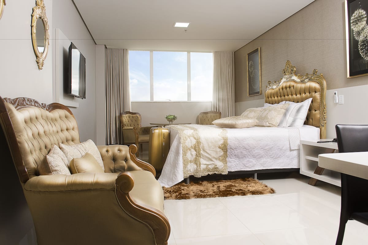 business suite, 1 king bed | 1 bedroom, minibar, in-room safe, desk